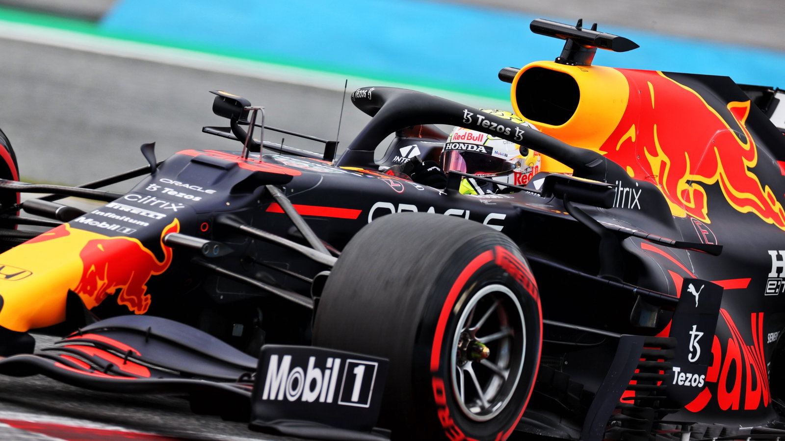 Max Verstappen (NLD) Red Bull Racing RB16B.