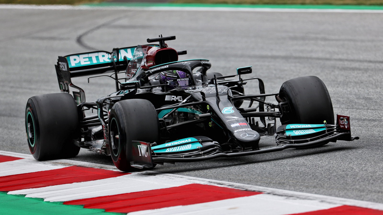 Lewis Hamilton (GBR) Mercedes AMG F1 W12.