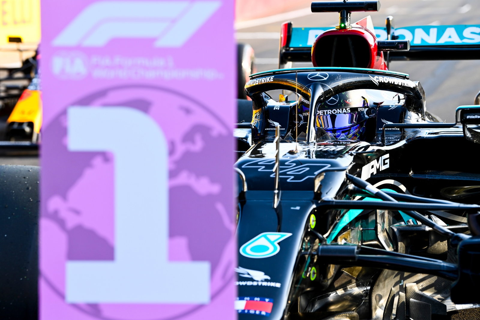 Tercepat di kualifikasi Lewis Hamilton (GBR) Mercedes AMG F1 W12 di parc ferme.