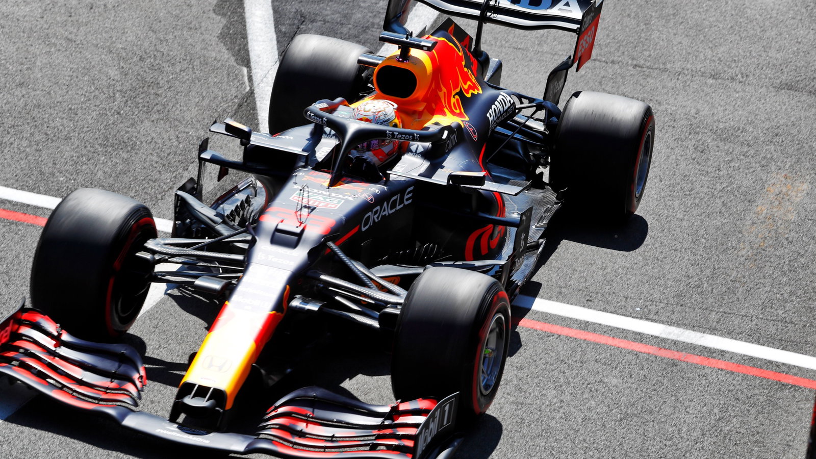 Max Verstappen (NLD) Red Bull Racing RB16B.