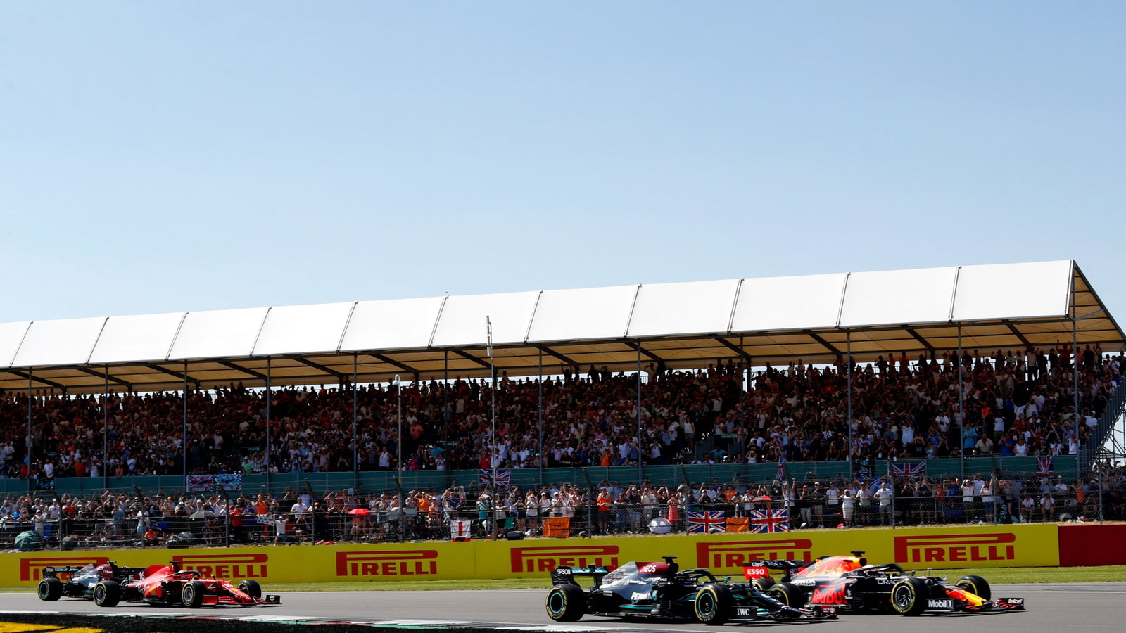 Max Verstappen (NLD) Red Bull Racing RB16B and Lewis Hamilton (GBR) Mercedes AMG F1 W12 battle for the lead at the start of the race.