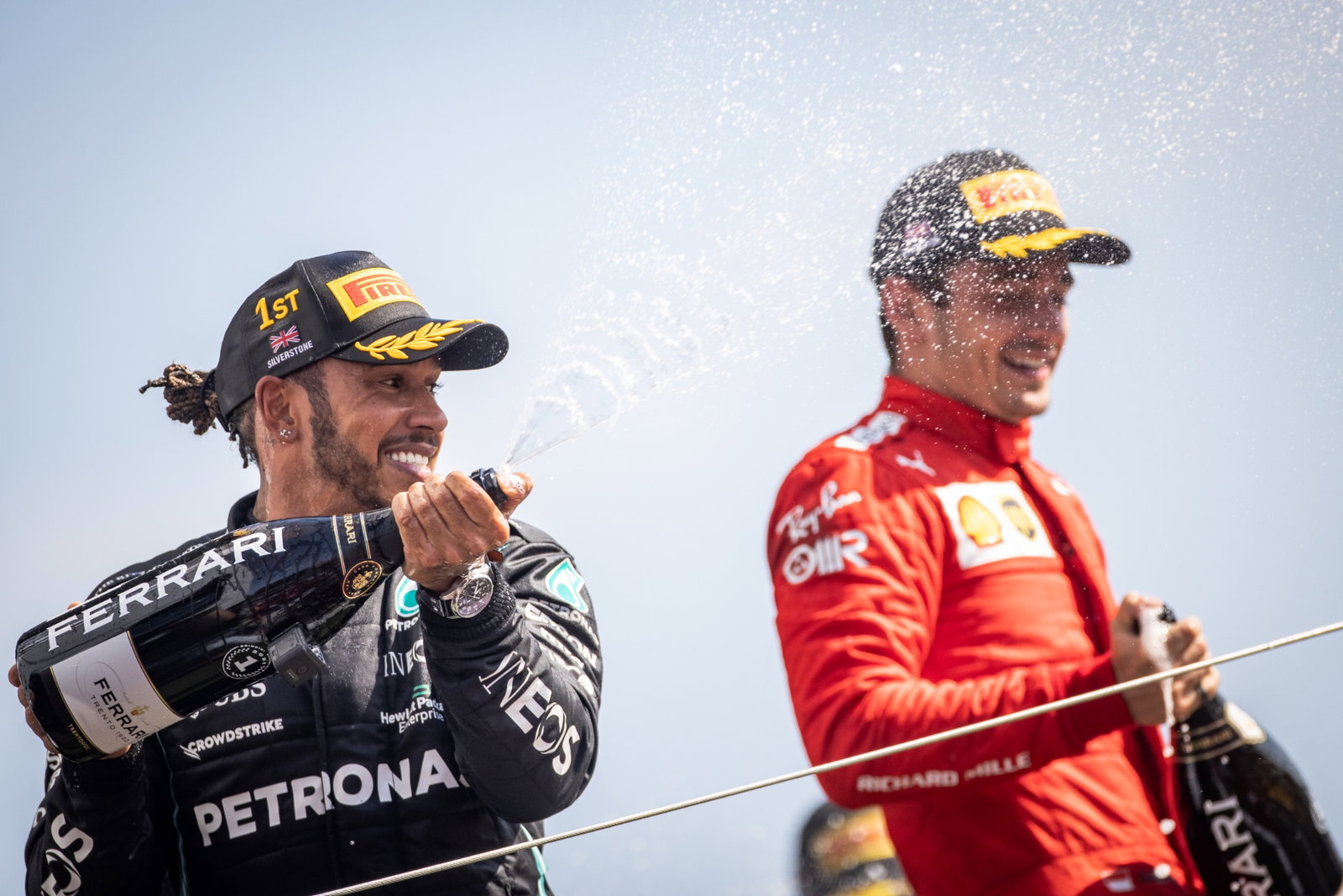 Juara 1 Lewis Hamilton (GBR) Mercedes AMG F1 bersama Charles Leclerc (MON) Ferrari.. 