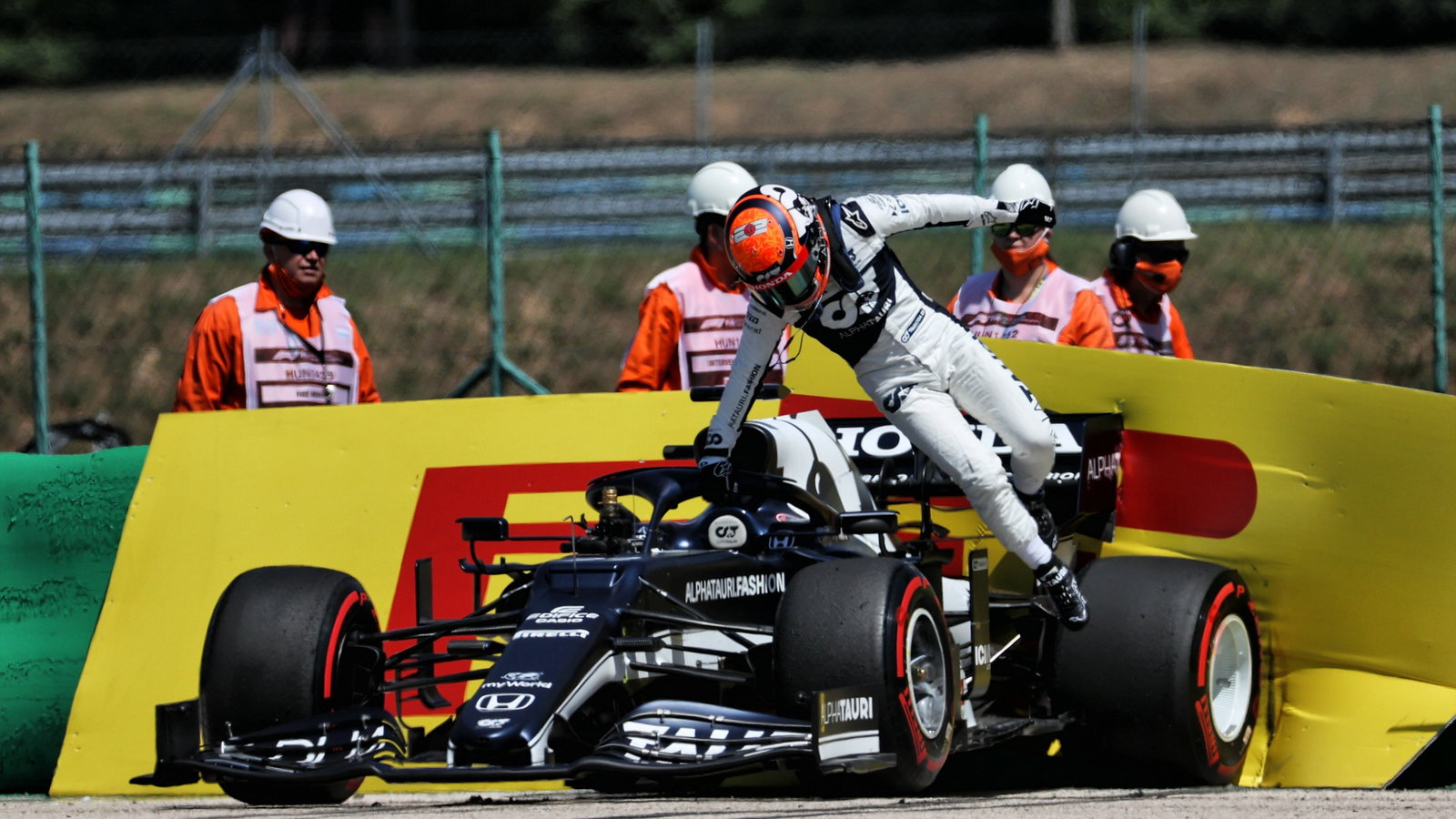 Yuki Tsunoda (JPN) AlphaTauri AT02 crashed in the first practice session.