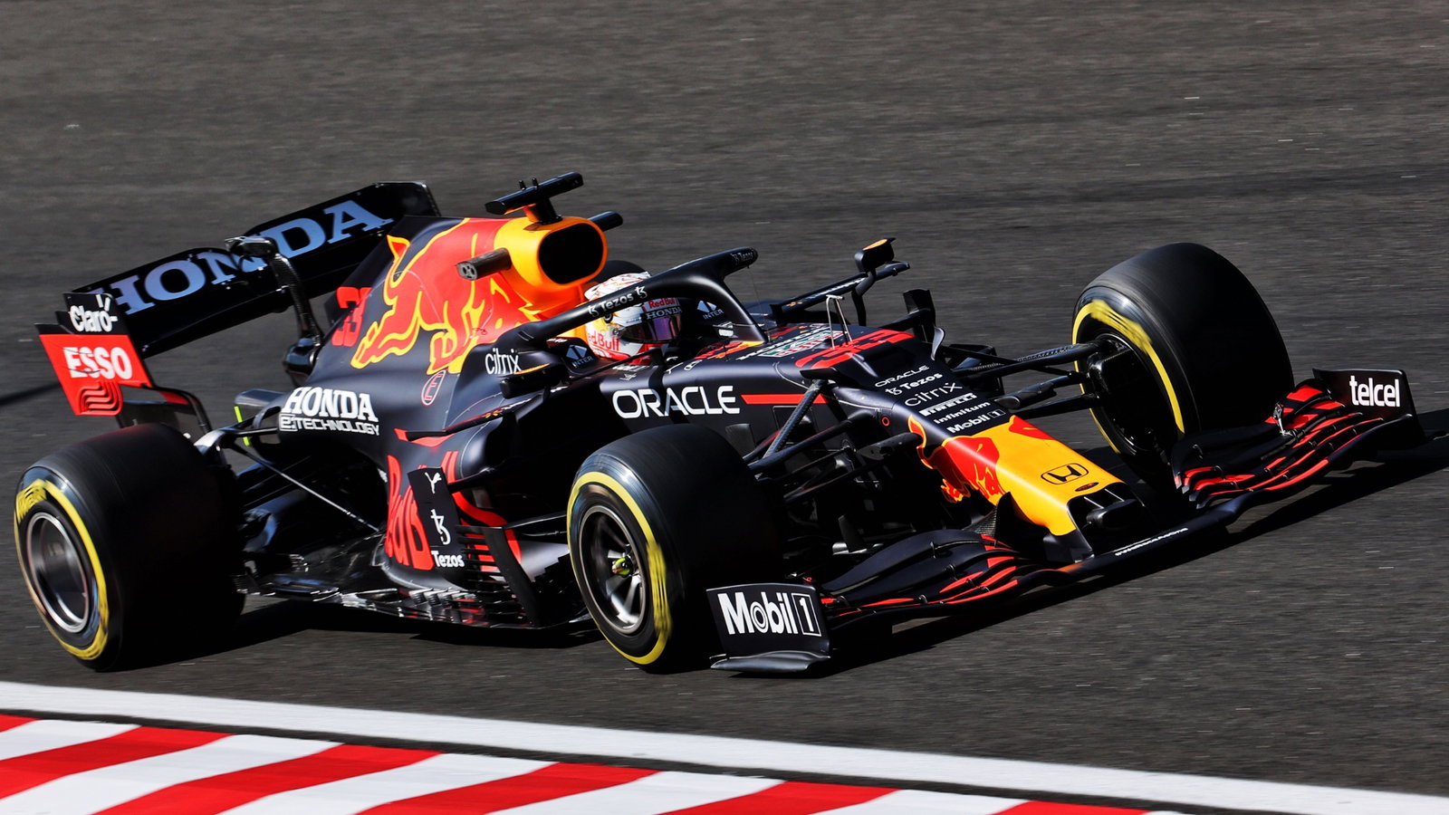 Max Verstappen (NLD) Red Bull Racing RB16B.