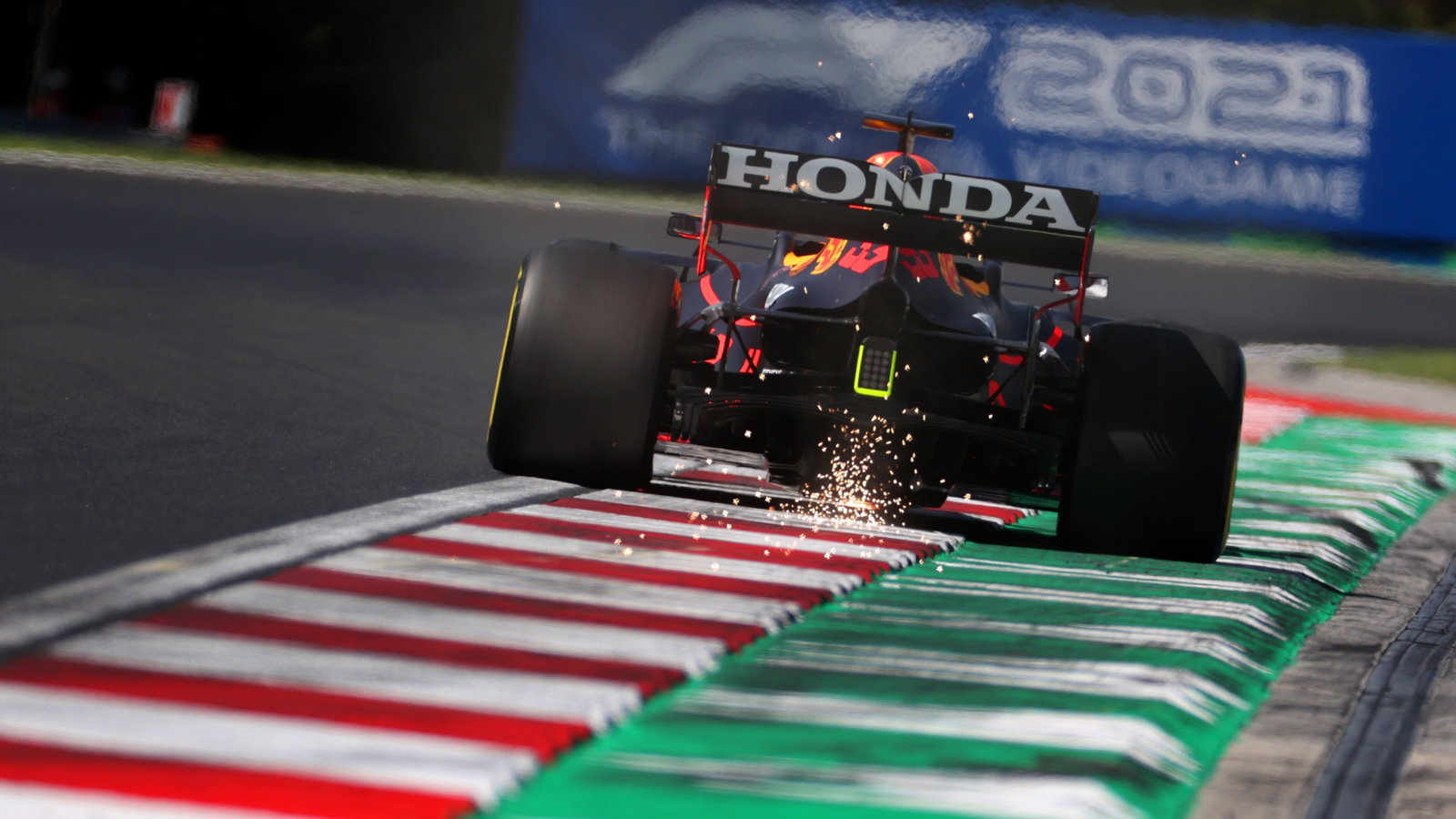 Max Verstappen (NLD) Red Bull Racing RB16B.