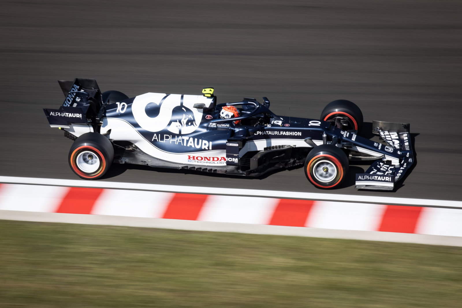 Pierre Gasly (FRA) AlphaTauri AT02.