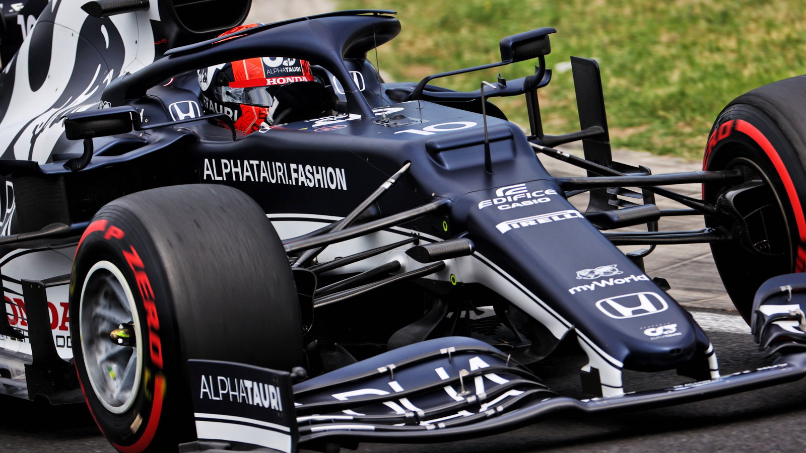 Pierre Gasly (FRA) AlphaTauri AT02.