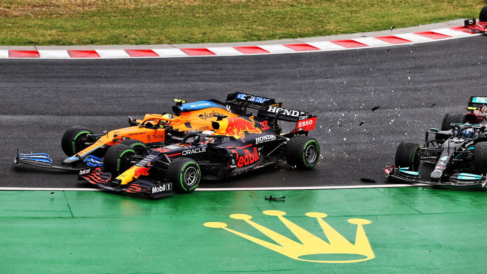 Valtteri Bottas (FIN) Mercedes AMG F1 W12; Lando Norris (GBR) McLaren MCL35M and Max Verstappen (NLD) Red Bull Racing RB16B crash at the start of the race.