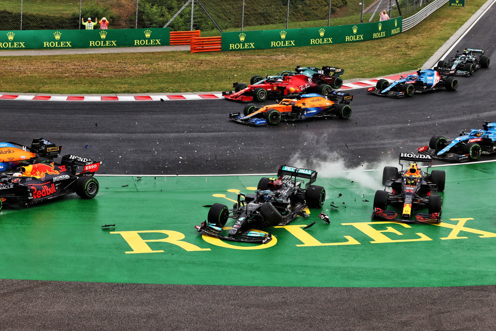 Valtteri Bottas (FIN) Mercedes AMG F1 W12 and Sergio Perez (MEX) Red Bull Racing RB16B crash at the start of the race.