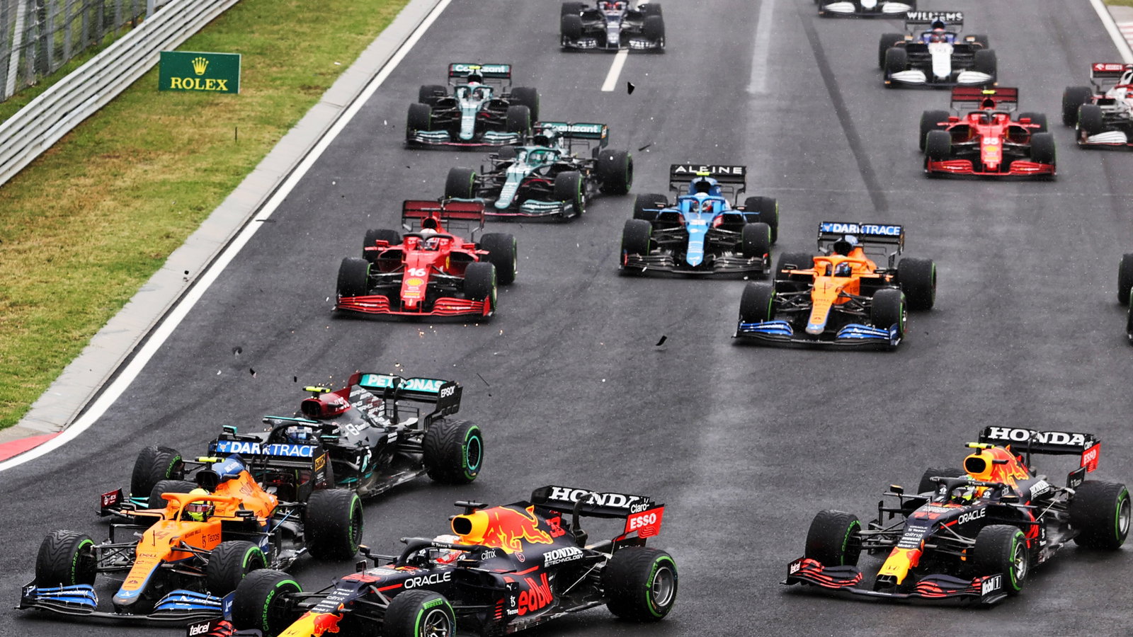 Lando Norris (GBR) McLaren MCL35M crashes into Max Verstappen (NLD) Red Bull Racing RB16B after being hit by Valtteri Bottas (FIN) Mercedes AMG F1 W12 at the start of the race.