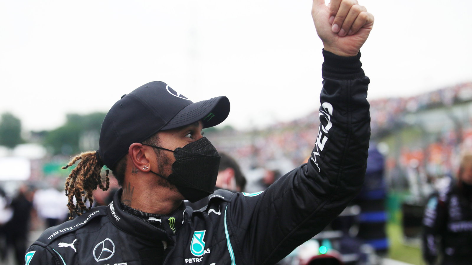 Lewis Hamilton (GBR) Mercedes AMG F1 in parc ferme.
