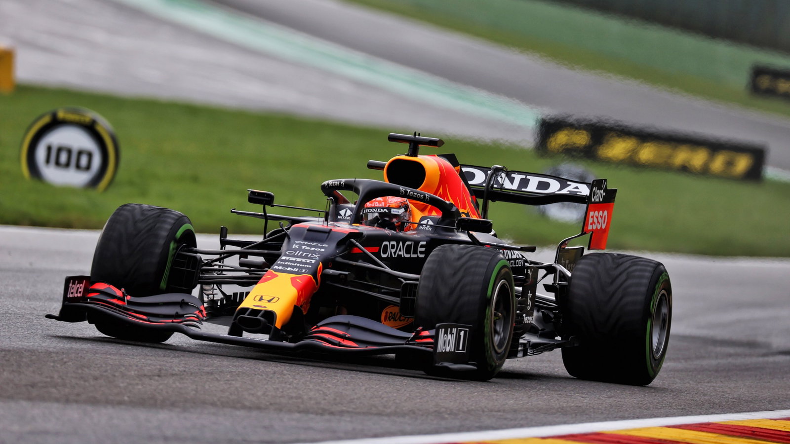 Max Verstappen (NLD) Red Bull Racing RB16B.