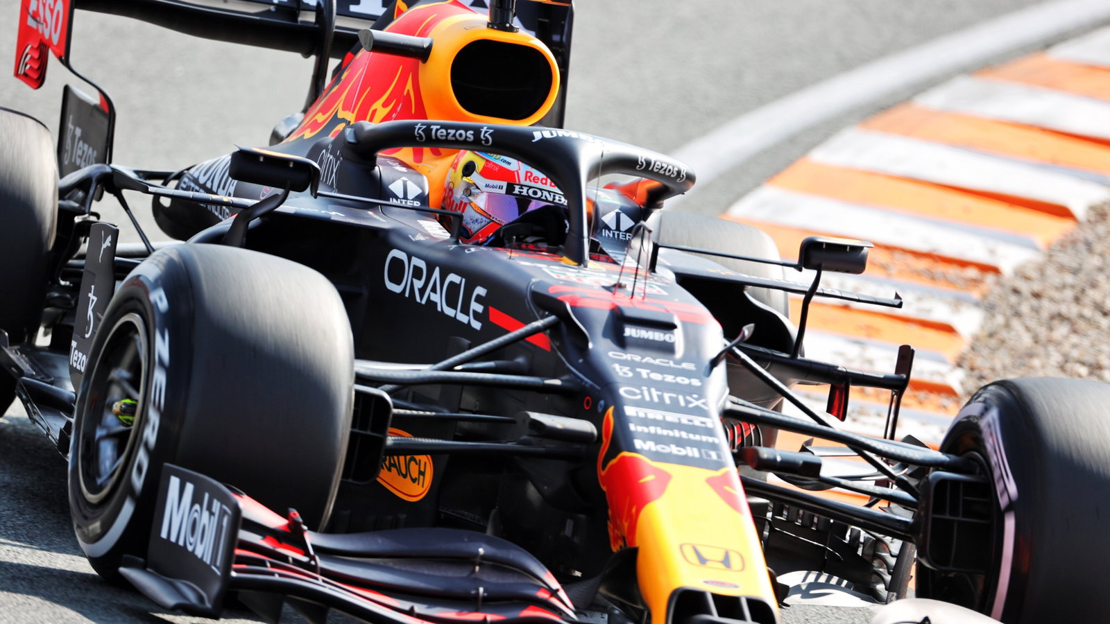 Max Verstappen (NLD) Red Bull Racing RB16B.