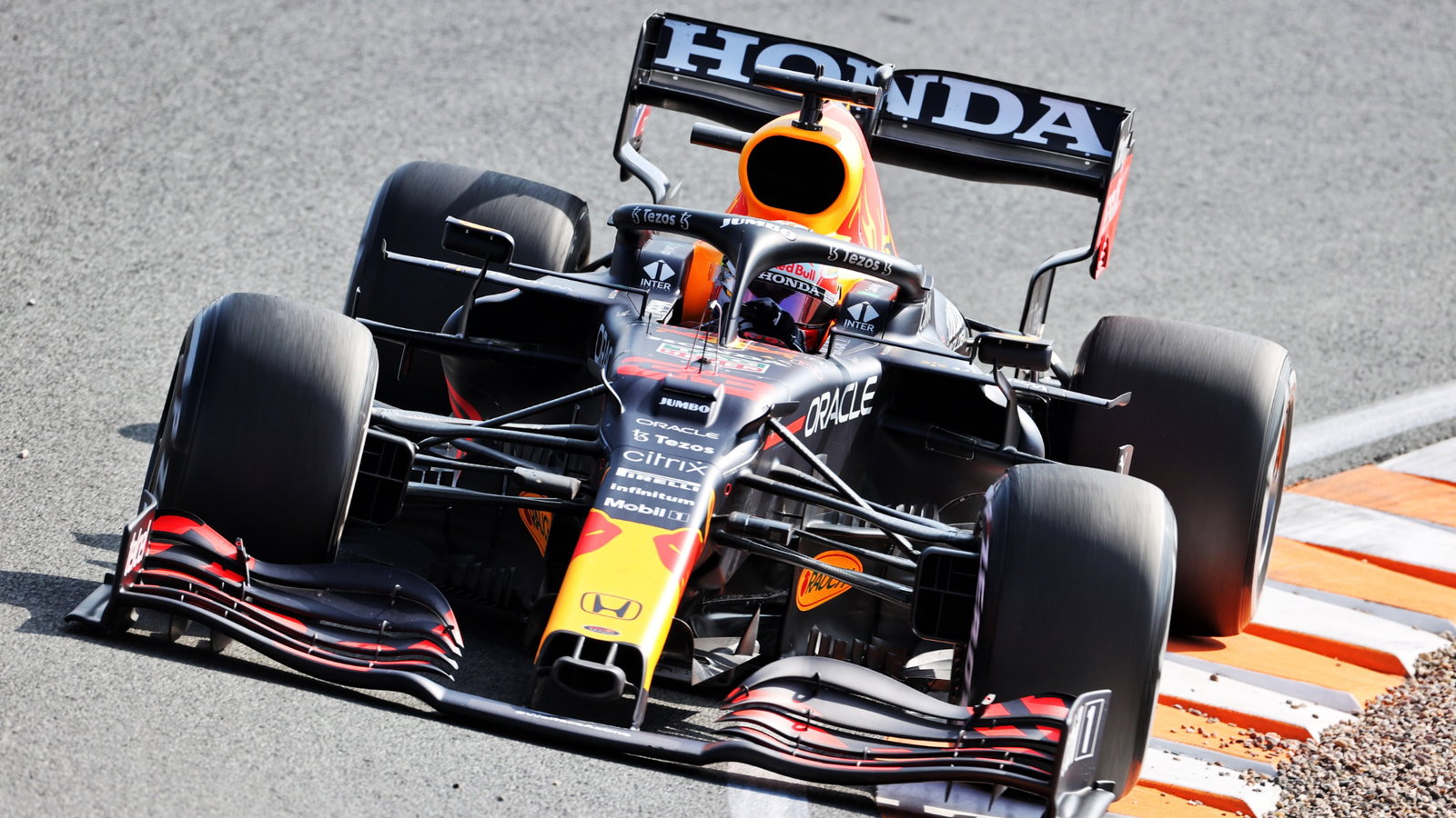 Max Verstappen (NLD) Red Bull Racing RB16B.