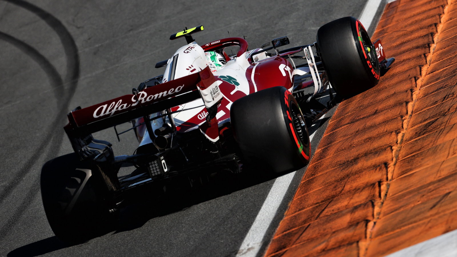 Antonio Giovinazzi (ITA) Alfa Romeo Racing C41.