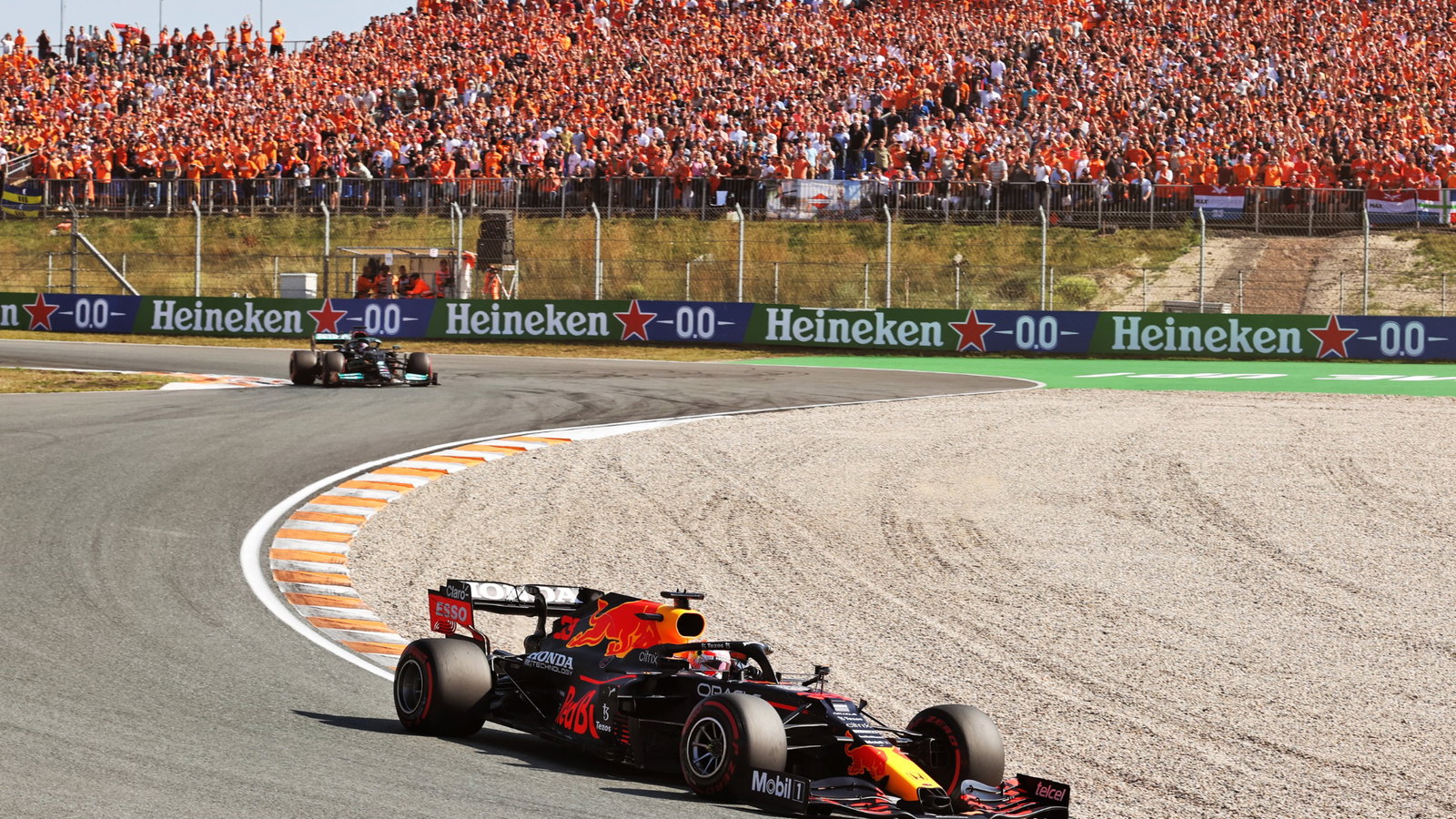 Max Verstappen (NLD) Red Bull Racing RB16B.