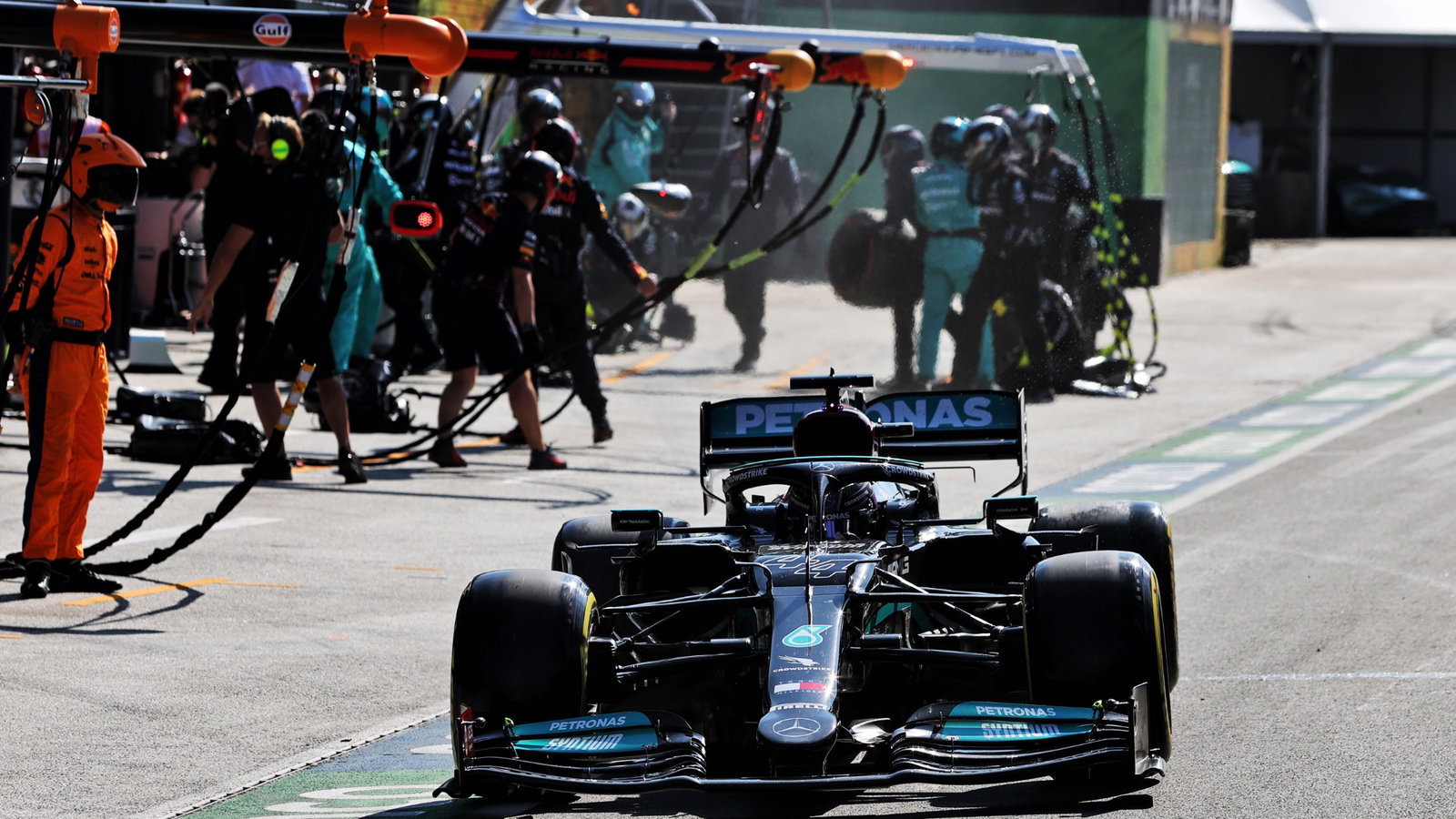 Lewis Hamilton (GBR) Mercedes AMG F1 W12 makes a pit stop.