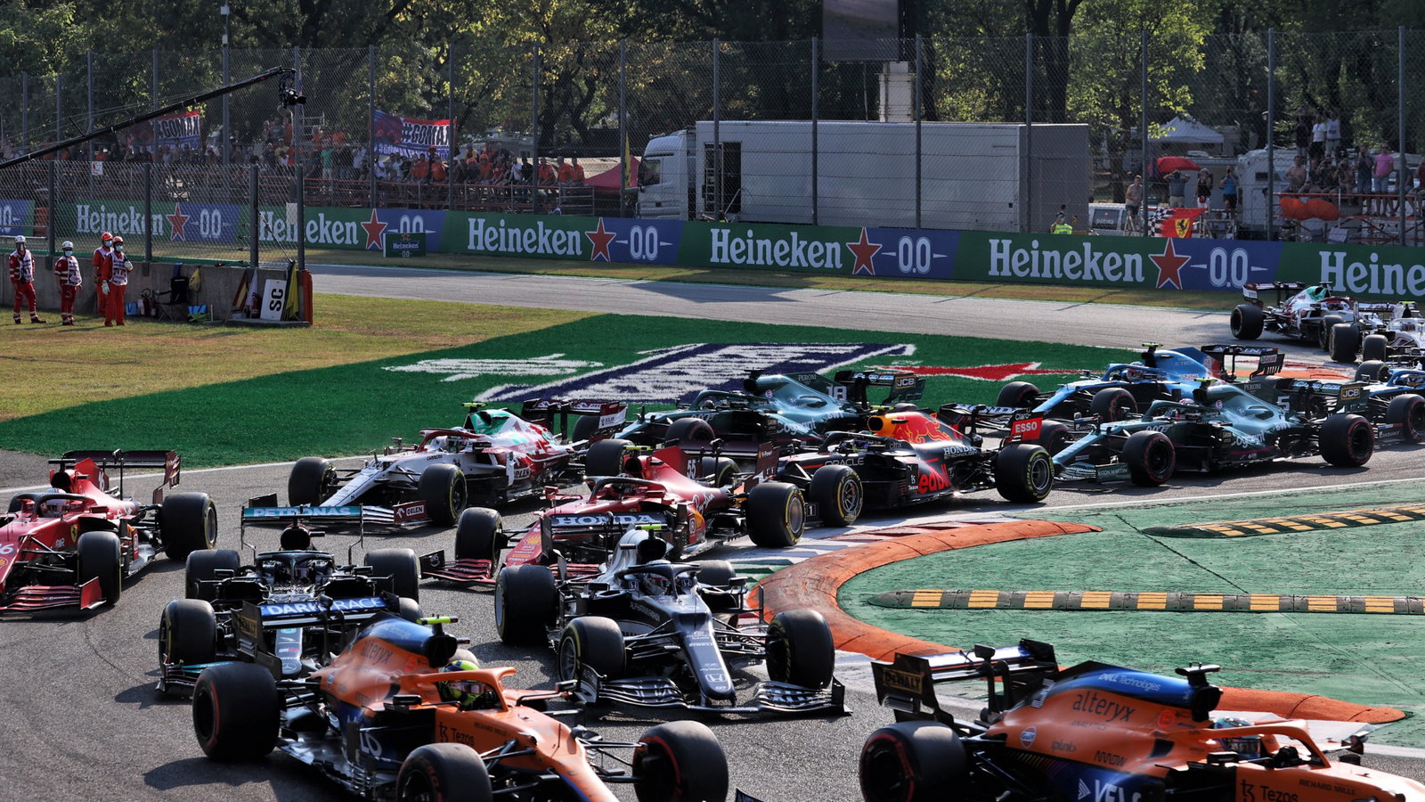 Daniel Ricciardo (AUS) McLaren MCL35M leads Lando Norris (GBR) McLaren MCL35M, Pierre Gasly (FRA) AlphaTauri AT02 and Lewis Hamilton (GBR) Mercedes AMG F1 W12 at the start.