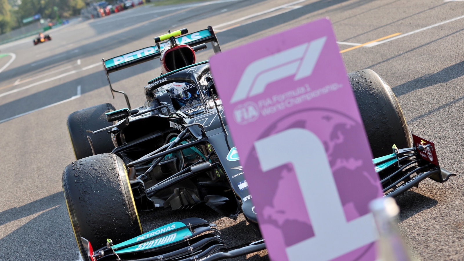 First placed finisher Valtteri Bottas (FIN) Mercedes AMG F1 W12 in Sprint parc ferme.