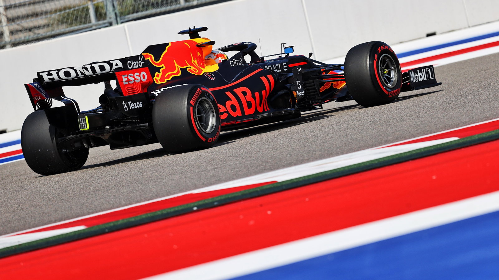 Max Verstappen (NLD) Red Bull Racing RB16B.