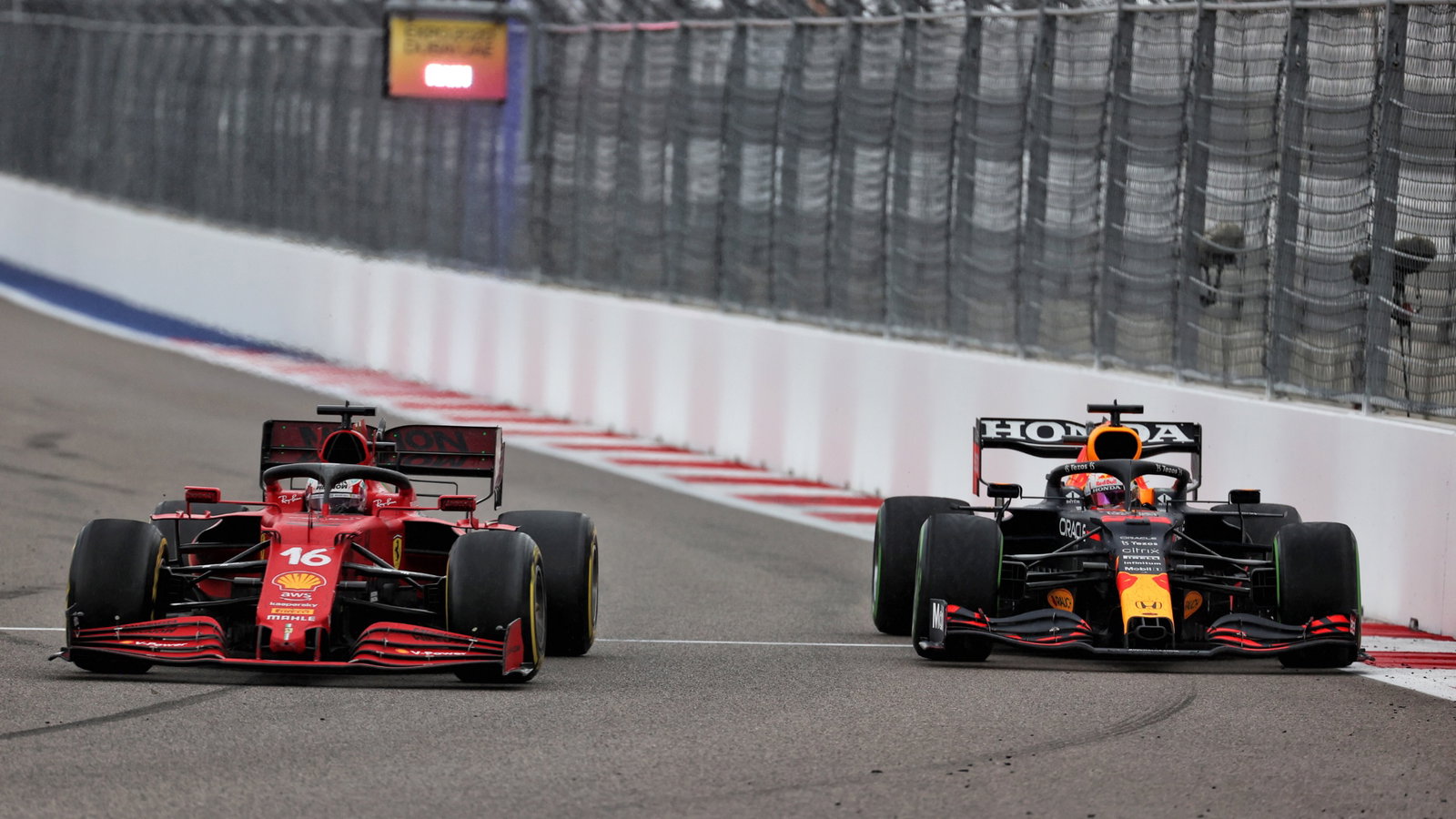 Charles Leclerc (MON) Ferrari SF-21 and Max Verstappen (NLD) Red Bull Racing RB16B battle for position.