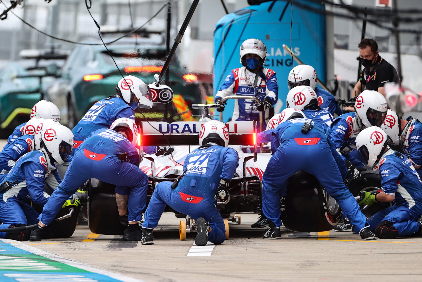 Mick Schumacher (GER) Haas VF-21 makes a pit stop.