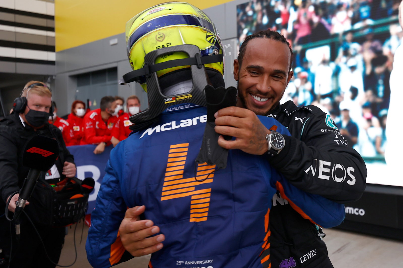 (L to R): Lando Norris (GBR) McLaren dengan pemenang balapan Lewis Hamilton (GBR) Mercedes AMG F1 di parc ferme.
