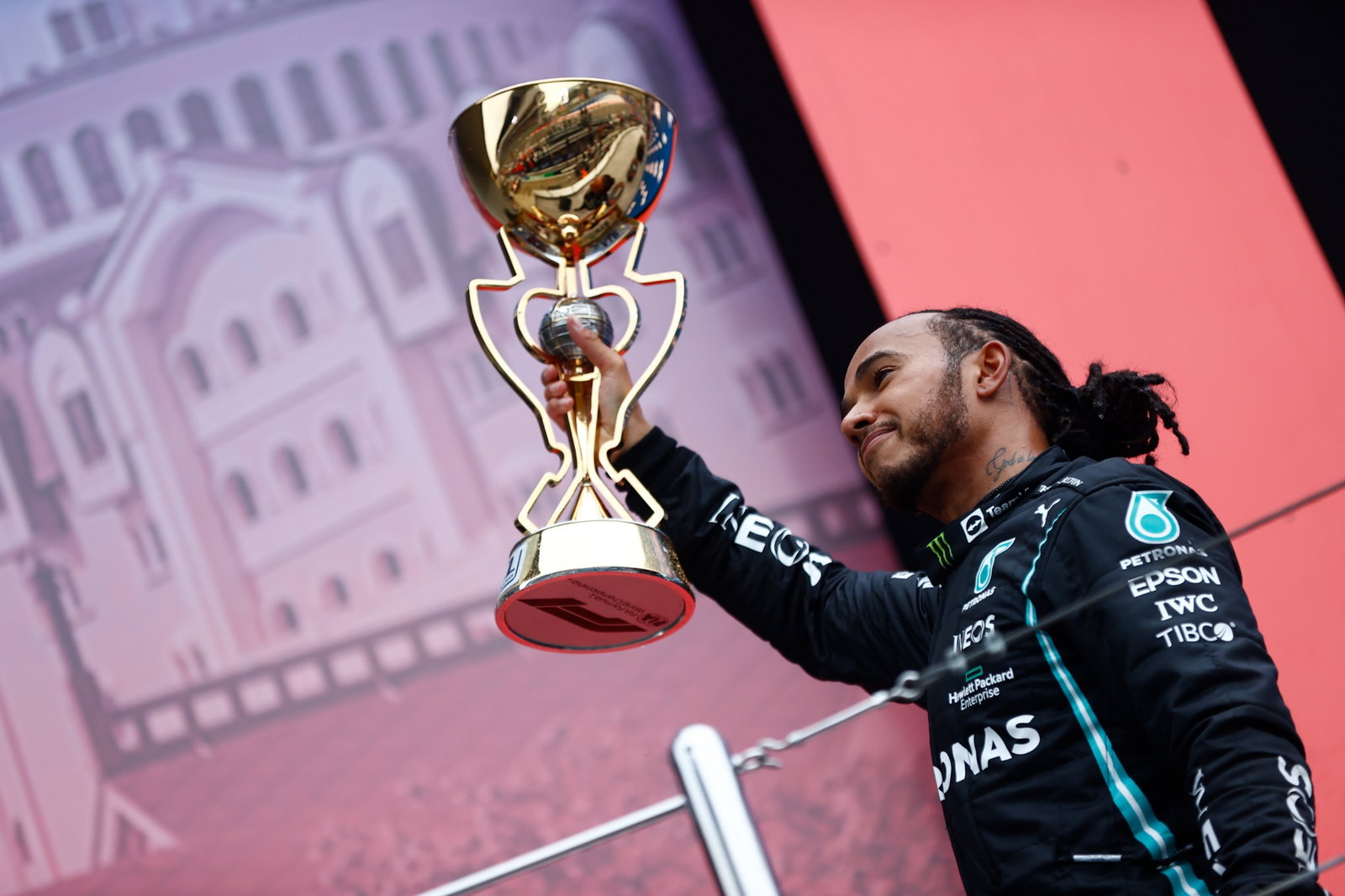 Pemenang balapan Lewis Hamilton (GBR) Mercedes AMG F1 merayakannya di podium.