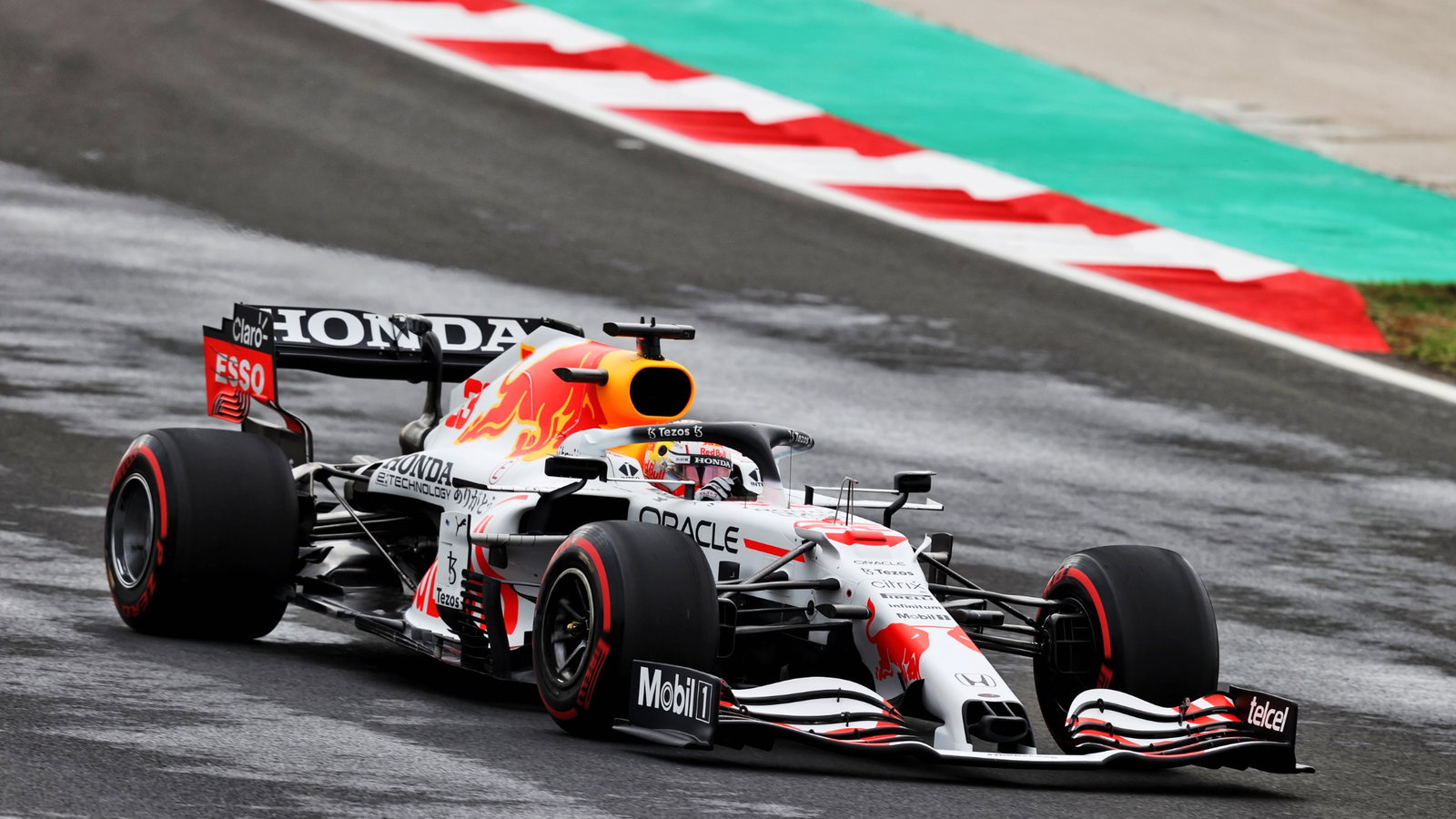 Max Verstappen (NLD) Red Bull Racing RB16B.