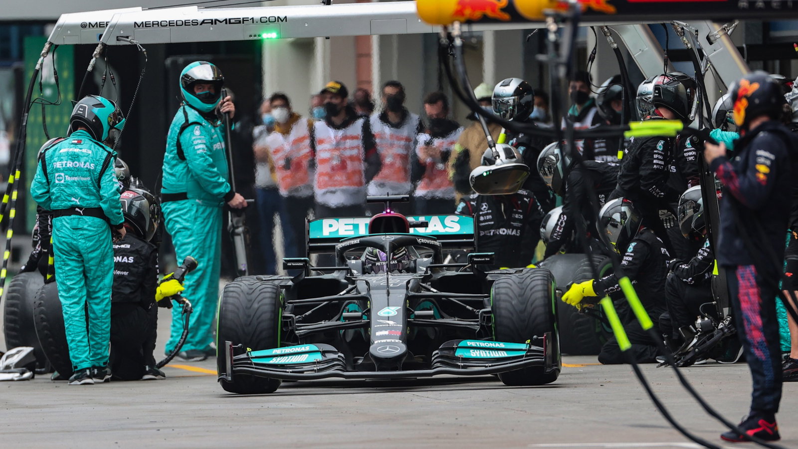 Lewis Hamilton (GBR) Mercedes AMG F1 W12 makes a pit stop.