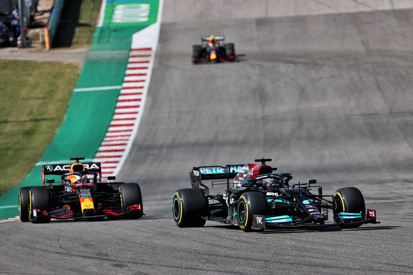 Lewis Hamilton (GBR) Mercedes AMG F1 W12 leads Max Verstappen (NLD) Red Bull Racing RB16B.
