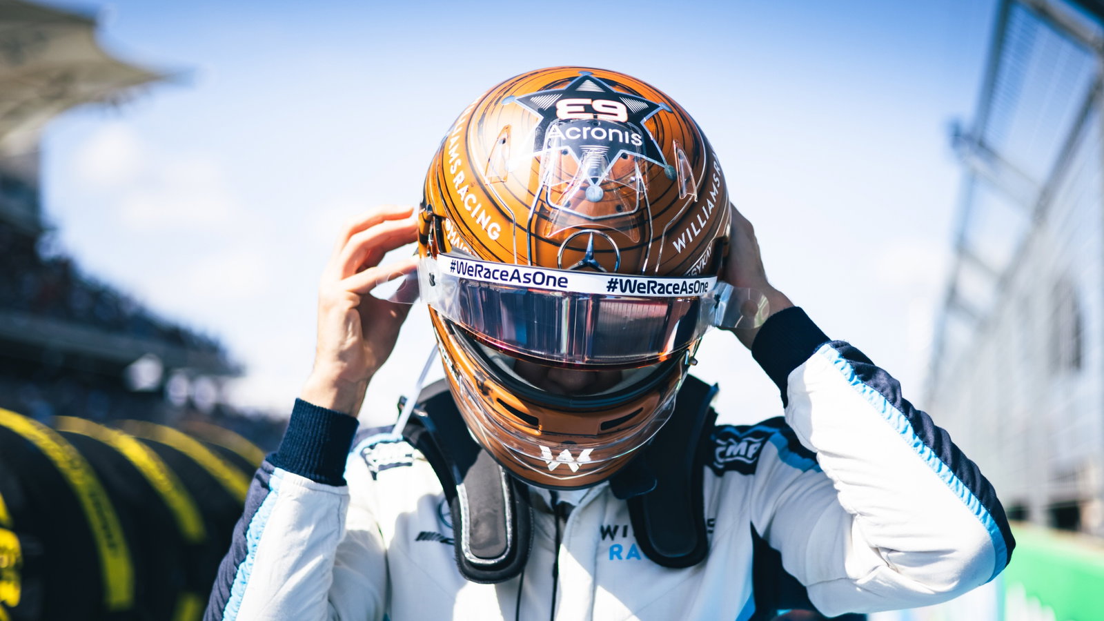 George Russell (GBR) Williams Racing on the grid.