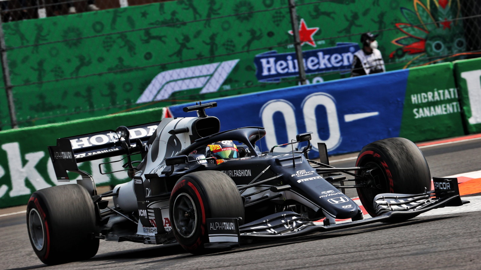 Yuki Tsunoda (JPN) AlphaTauri AT02.