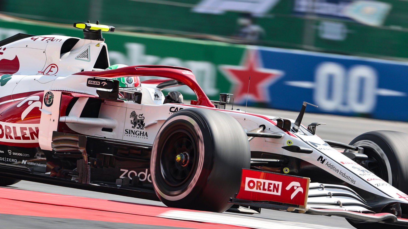 Antonio Giovinazzi (ITA) Alfa Romeo Racing C41.