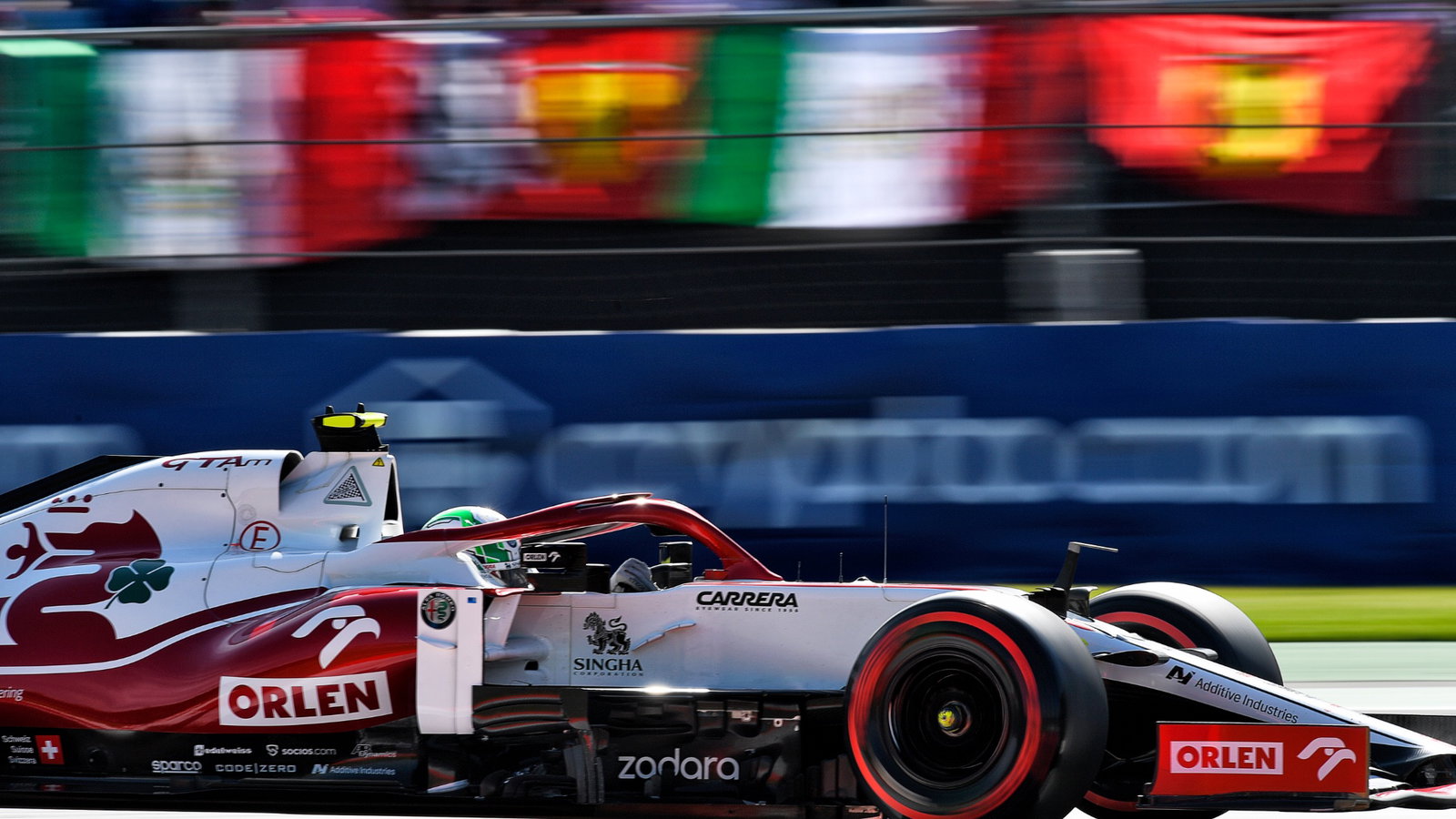 Antonio Giovinazzi (ITA) Alfa Romeo Racing C41.