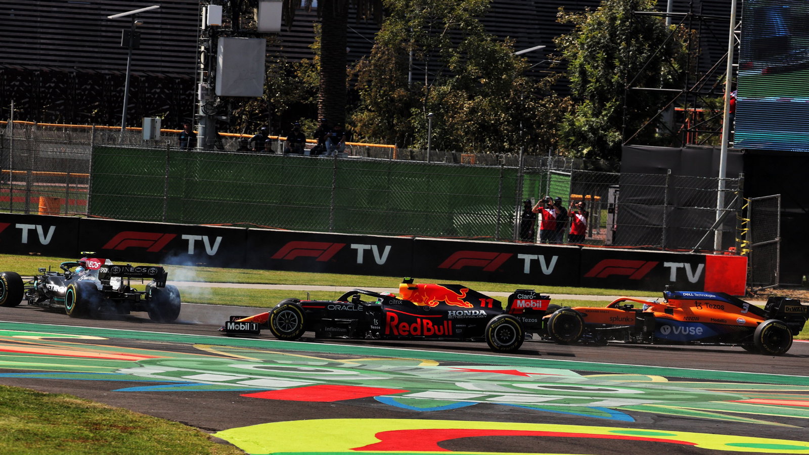 Valtteri Bottas (FIN) Mercedes AMG F1 W12 spins in front of Sergio Perez (MEX) Red Bull Racing RB16B and Daniel Ricciardo (AUS) McLaren MCL35M at the start of the race.