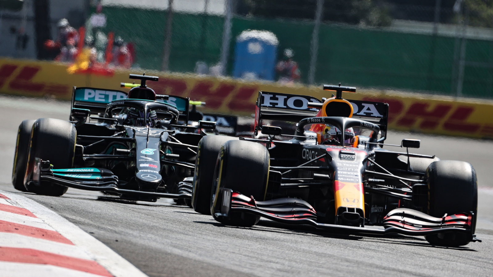 Max Verstappen (NLD) Red Bull Racing RB16B leads Lewis Hamilton (GBR) Mercedes AMG F1 W12.