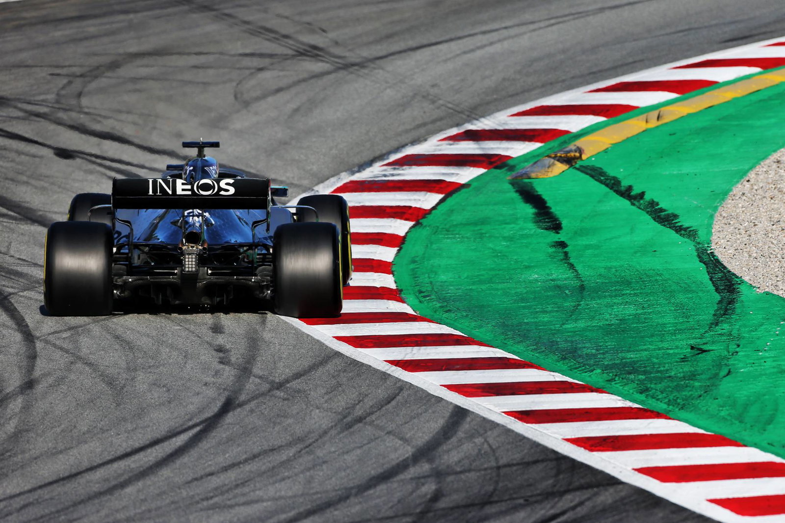 Hamilton tidak menargetkan sesama pembalap F1 dengan kritik diam