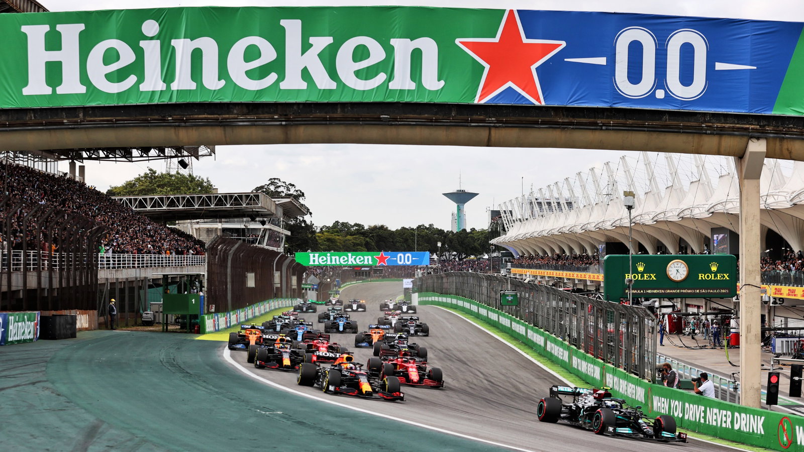 Valtteri Bottas (FIN) Mercedes AMG F1 W12 leads at the start.