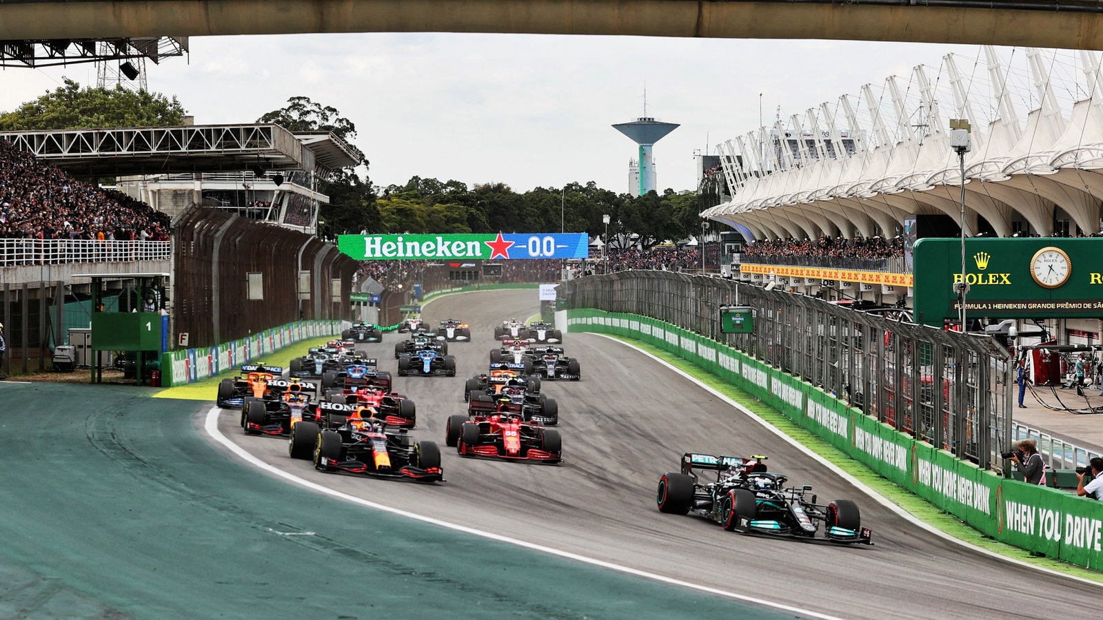 Valtteri Bottas (FIN) Mercedes AMG F1 W12 leads at the start.