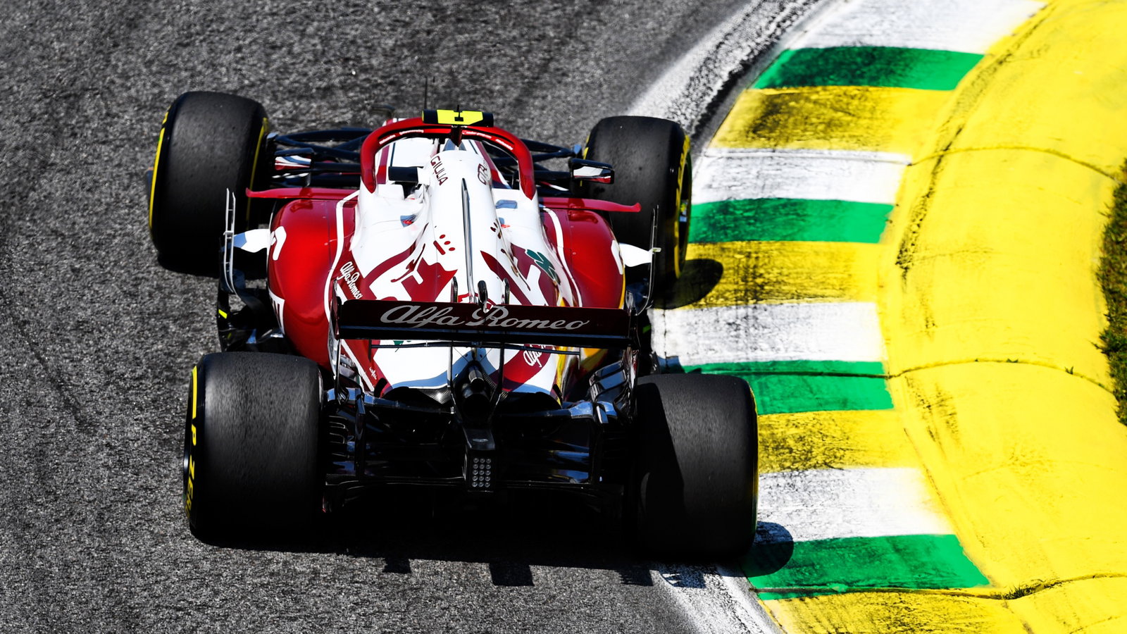 Antonio Giovinazzi (ITA) Alfa Romeo Racing C41.