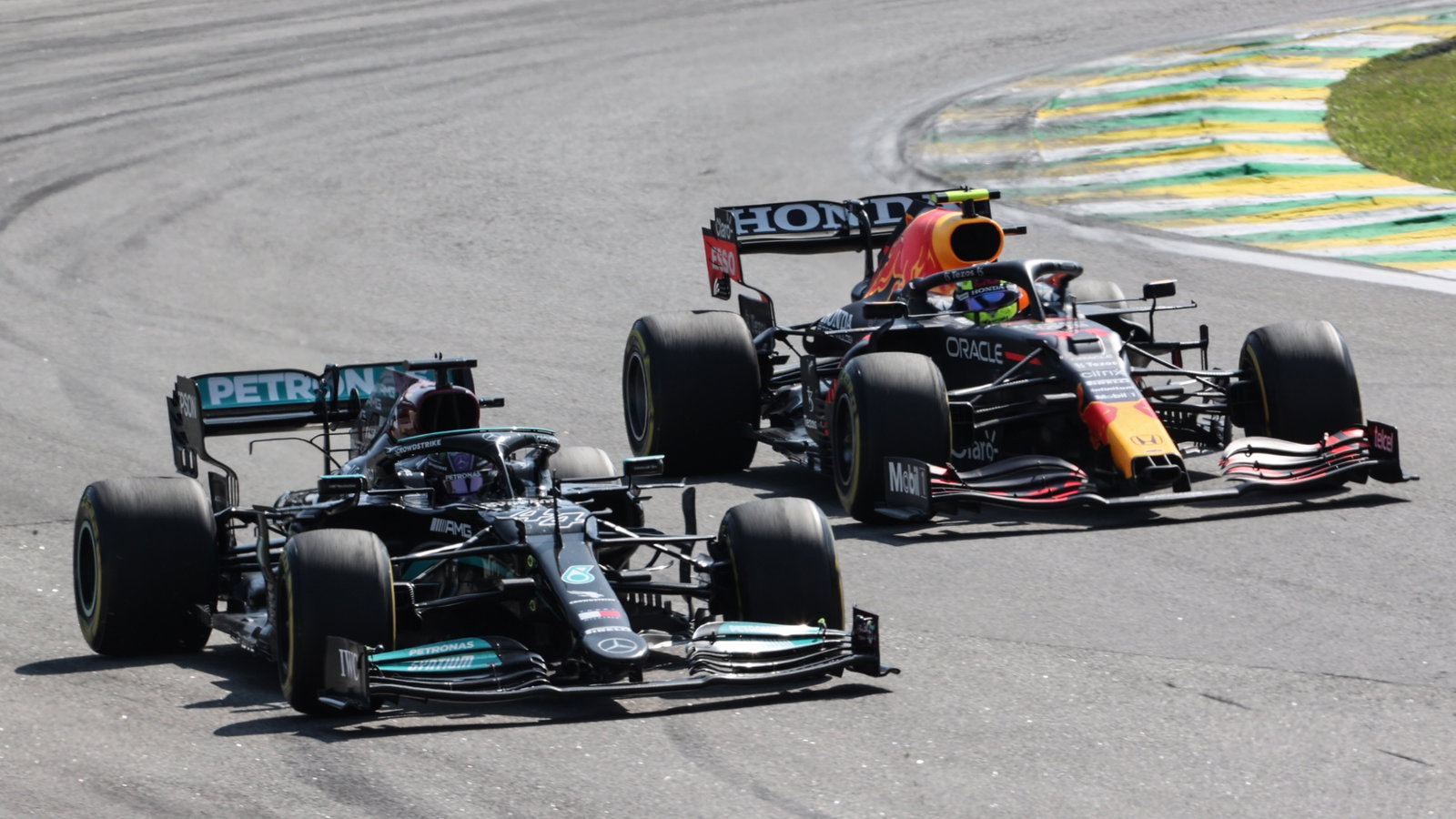 Lewis Hamilton (GBR) Mercedes AMG F1 W12 and Sergio Perez (MEX) Red Bull Racing RB16B battle for position.