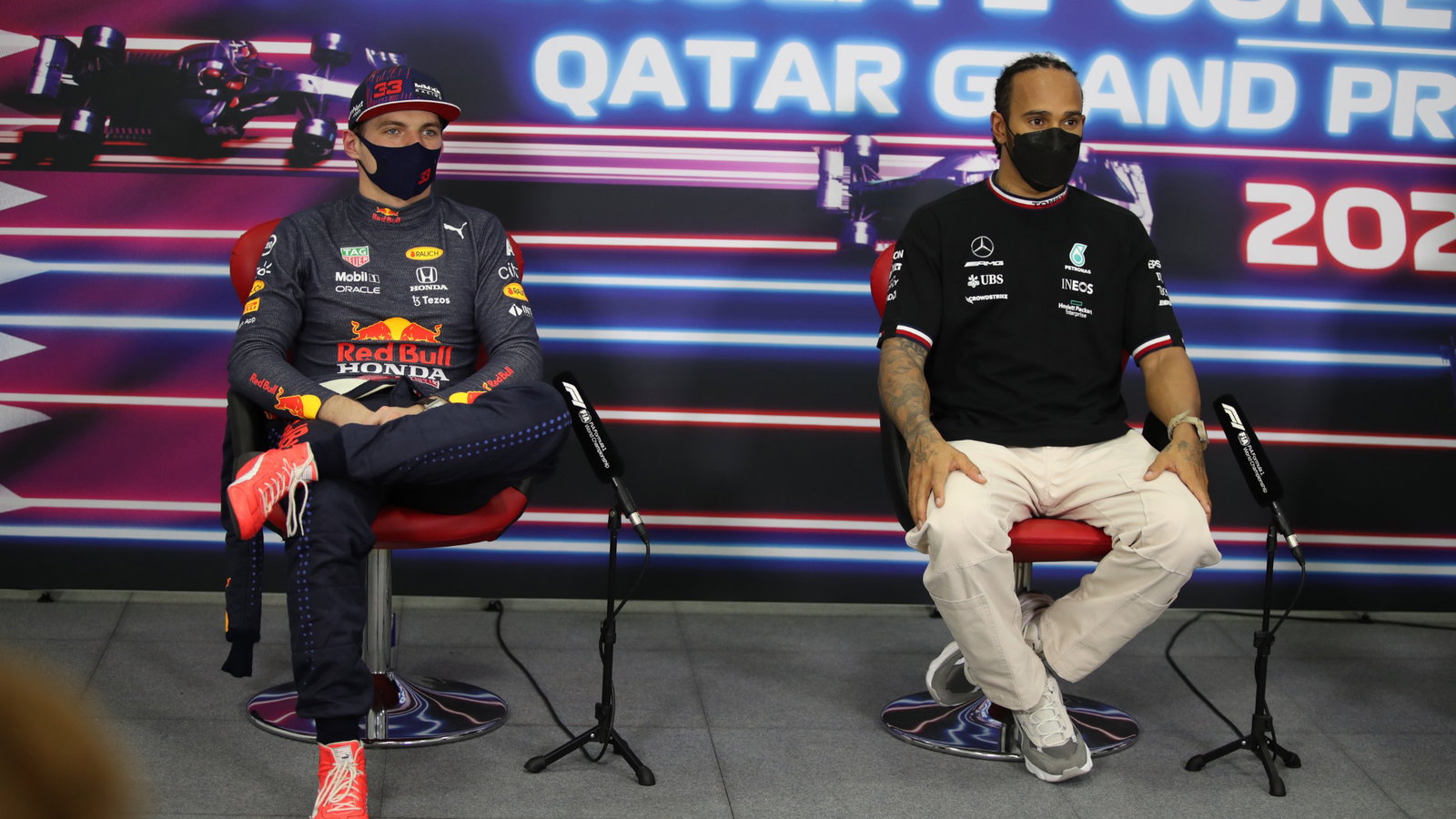 (L to R): Max Verstappen (NLD) Red Bull Racing and Lewis Hamilton (GBR) Mercedes AMG F1, in the post