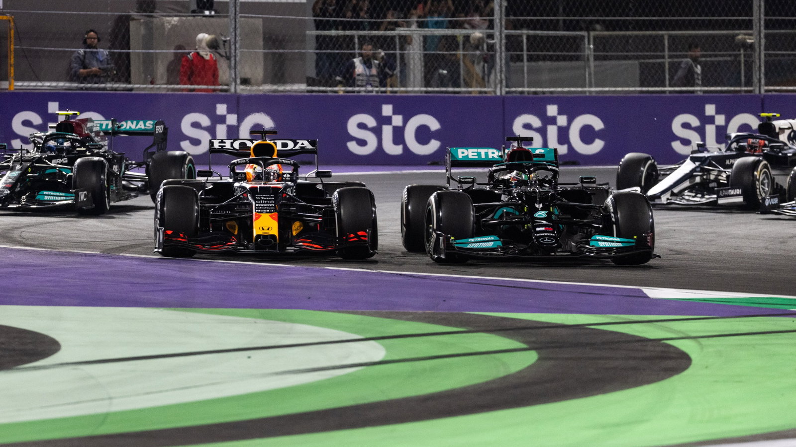Lewis Hamilton (GBR) Mercedes AMG F1 W12 and Max Verstappen (NLD) Red Bull Racing RB16B battle for the lead at the first race restart.