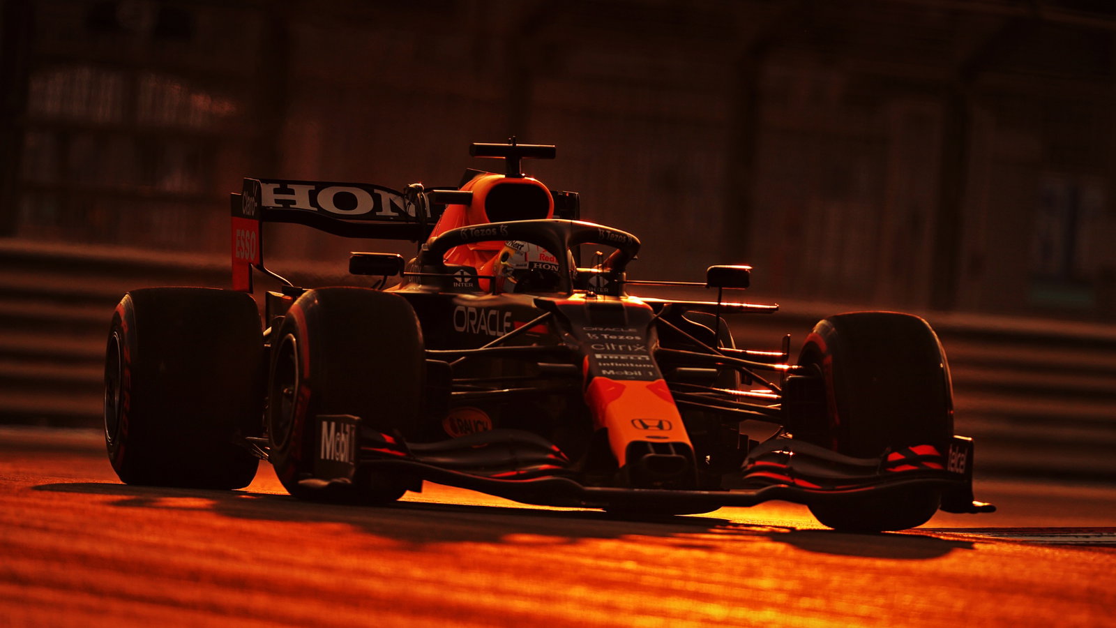 Max Verstappen (NLD) Red Bull Racing RB16B.