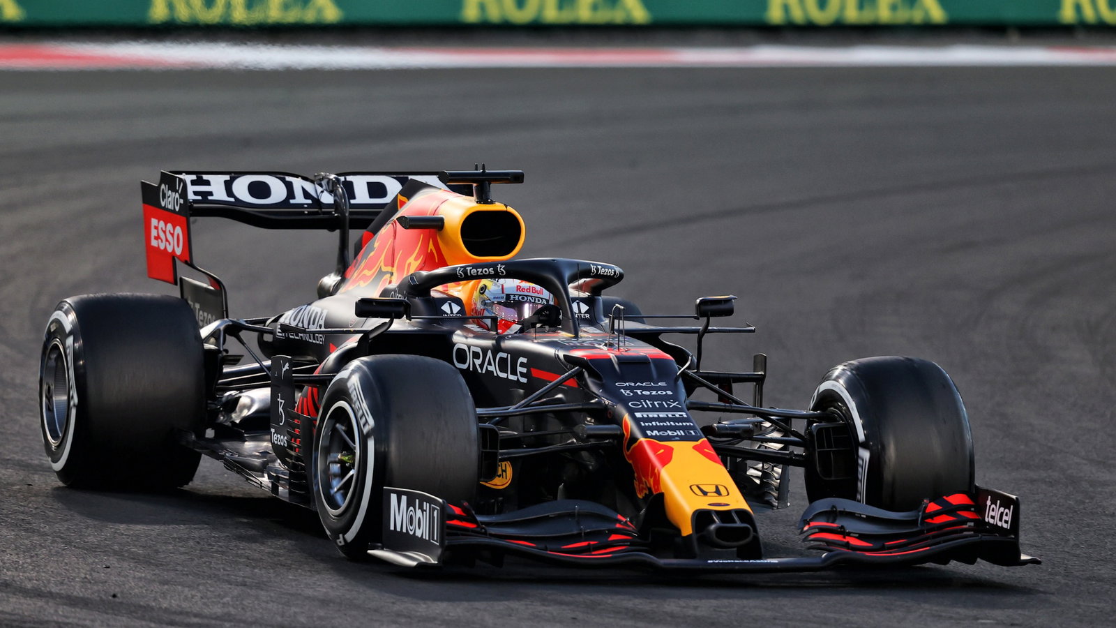Max Verstappen (NLD) Red Bull Racing RB16B.