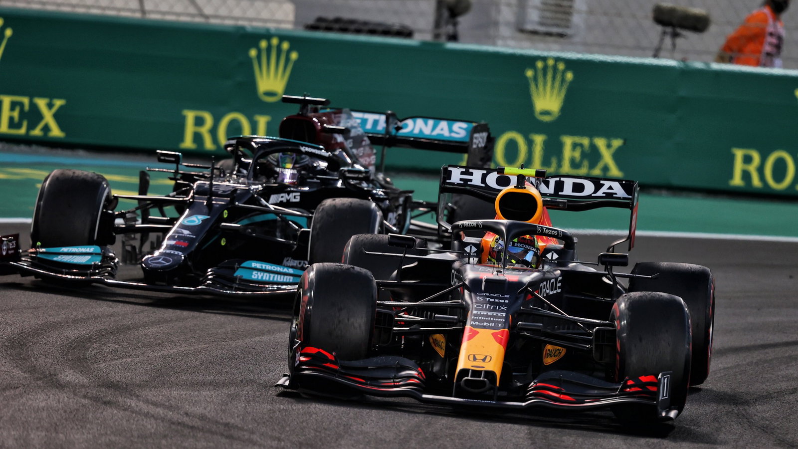 Sergio Perez (MEX) Red Bull Racing RB16B leads Lewis Hamilton (GBR) Mercedes AMG F1 W12.