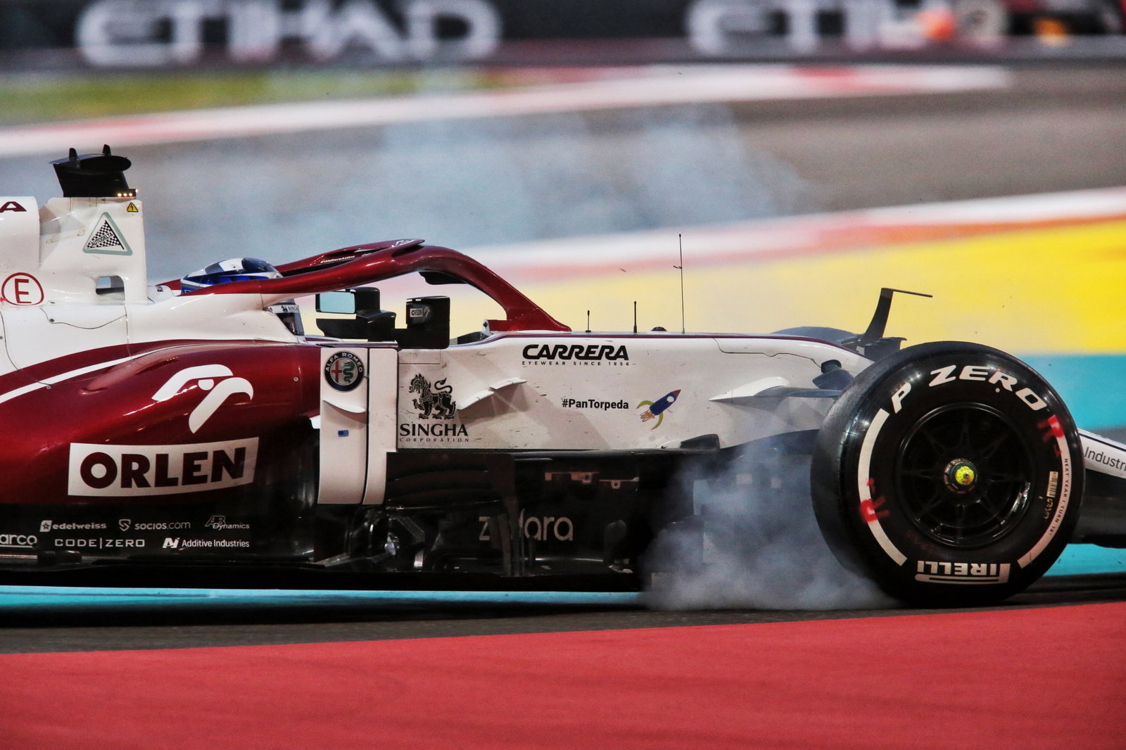 Kimi Raikkonen (FIN) Alfa Romeo Racing C41 goes off during the race.