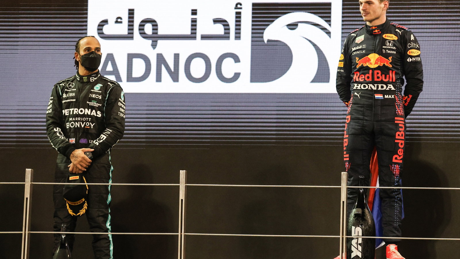 Lewis Hamilton (GBR), Mercedes AMG F1 and Max Verstappen (NLD), Red Bull Racing 