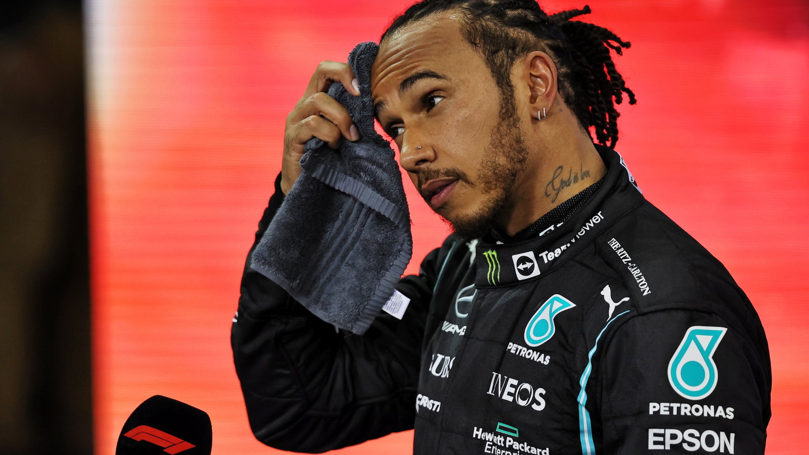 Lewis Hamilton (GBR) Mercedes AMG F1 in parc ferme.